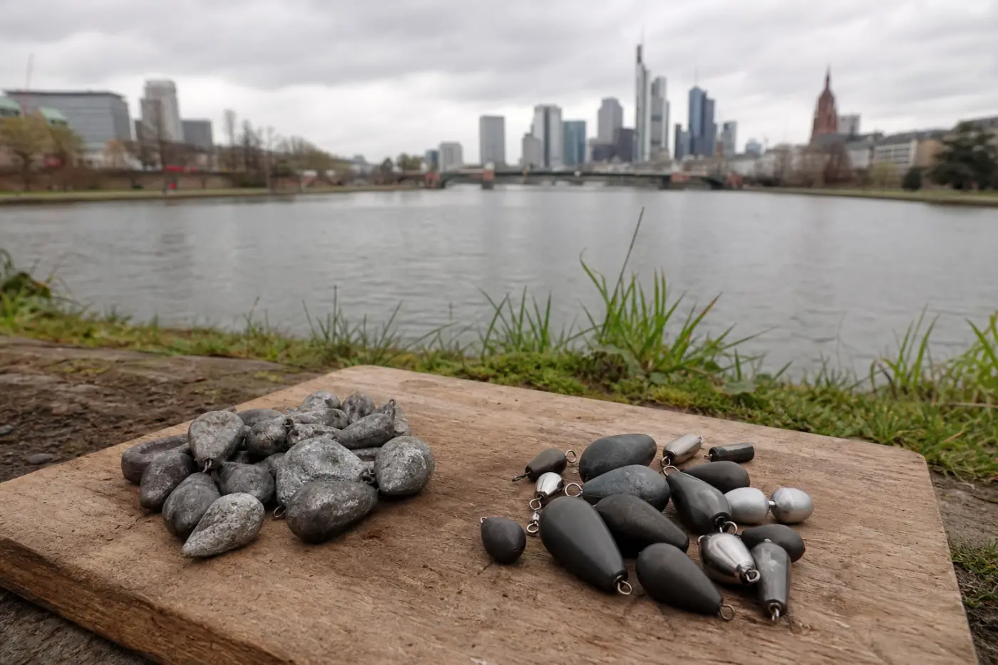 Austausch von Bleigewichten gegen bleifreie Eco-Gewichte am Mainufer in Frankfurt am Main